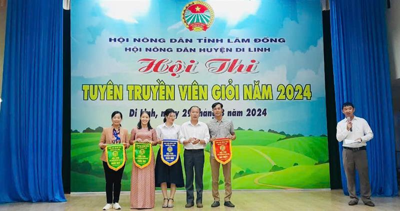 Ban tổ chức trao giải cho các đội đạt giải nhất, nhì, ba tại Hội thi