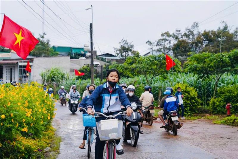 Các em học sinh nô nức đến trường dự lễ khai giảng năm học mới