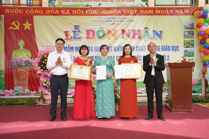 Trao bằng công nhận trường đạt chuẩn Quốc gia mức độ 2 cho Trường Mầm non Hoà Ninh