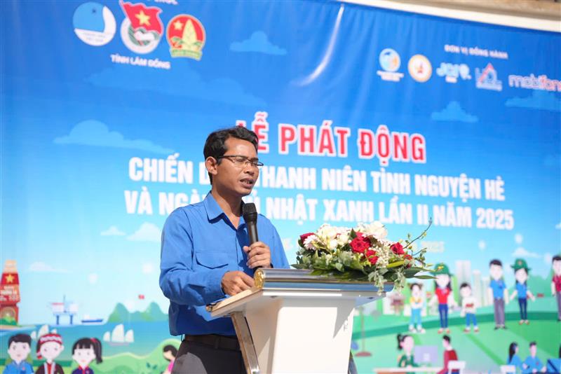 Đồng chí Ndu Ha Biên - Bí thư Tỉnh Đoàn, Chủ tịch Hội LHTN Việt Nam tỉnh phát biểu tại Lễ ra quân
