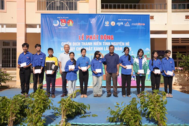 Trao học bổng cho các em học sinh