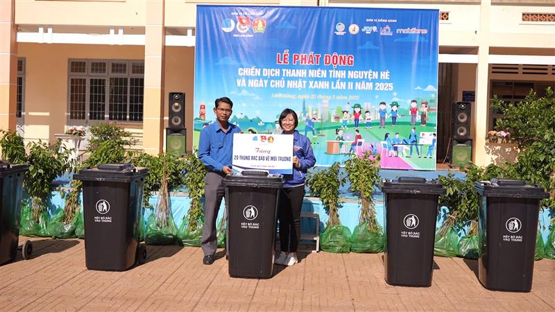 Tỉnh Đoàn Lâm Đồng trao tặng mô hình thùng rác xanh cho Huyện đoàn Di Linh