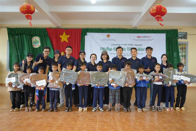 Công ty DATA GROUP - thành phố Hồ Chí Minh trao tặng các phần quà ý nghĩa cho các em học sinh xã Tân Thượng