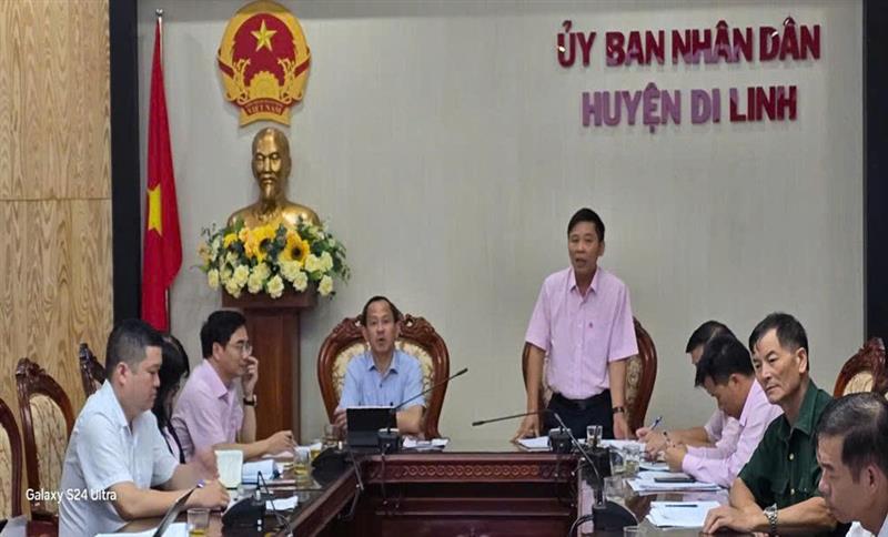 Đồng chí Trần Nhật Thi - Phó Chủ tịch UBND huyện, Trưởng Ban đại diện HĐQT NHCSXH huyện Di Linh phát biểu tại buổi làm việc