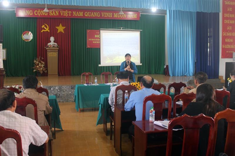 Chuyên viên Chi cục Bảo vệ môi trường – sở Tài Nguyên và môi trường Lâm Đồng cung cấp thông tin bảo vệ môi trường cho cán bộ chủ chốt xã Gung Ré, Di Linh