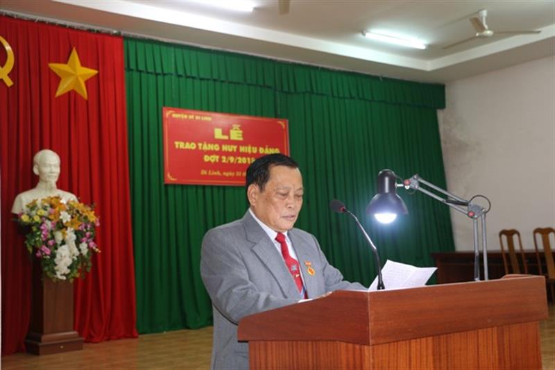 Đồng chí Nguyễn Lan thay mặt đảng viên nhận Huy hiệu Đảng phát biểu tại buổi lễ