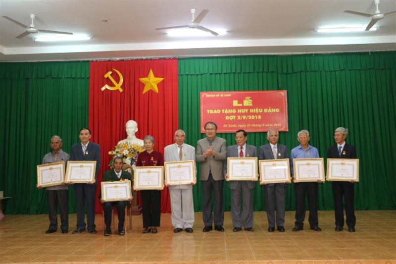 Đại diện lãnh đạo huyện trao tặng Huy hiệu Đảng cho các đảng viên