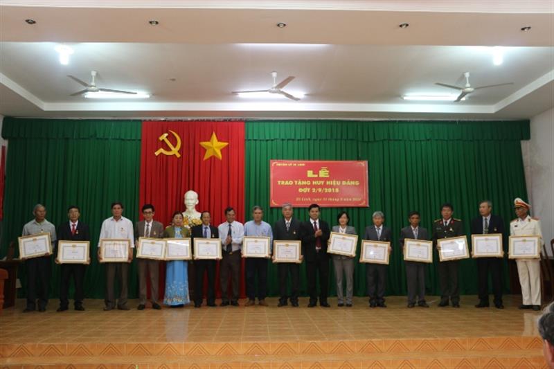 Đại diện lãnh đạo huyện trao tặng Huy hiệu Đảng cho các đảng viên