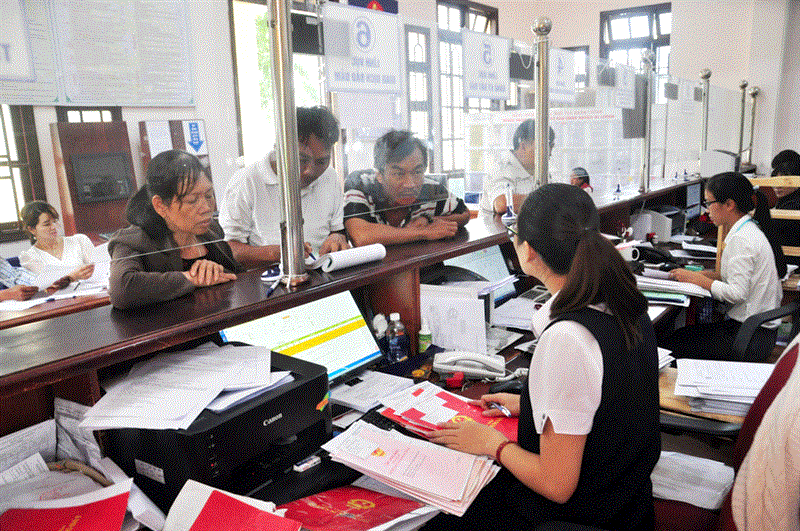 Tiếp nhận và trả hồ sơ tại bộ phận một cửa UBND huyện Di Linh. Ảnh: G.K T