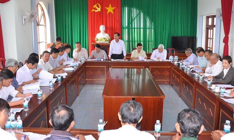 Đồng chí Hoàng Sĩ Sơn phát biểu tại buổi làm việc với xã Tân Lâm